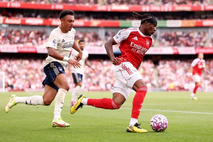 Madueke (phải) đi bóng trong trận Arsenal 3-0 Nottingham tối 13/9. Ảnh: Arsenal