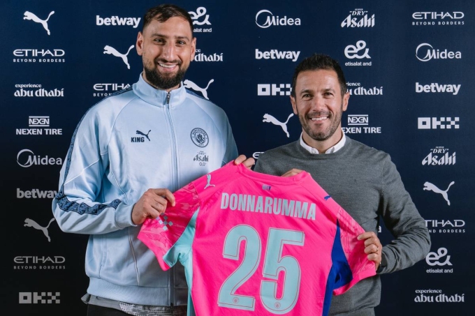 Donnarumma (trái) gia nhập Man City ngay trước khi kỳ chuyển nhượng hè 2025 kết thúc. Ảnh: Man City