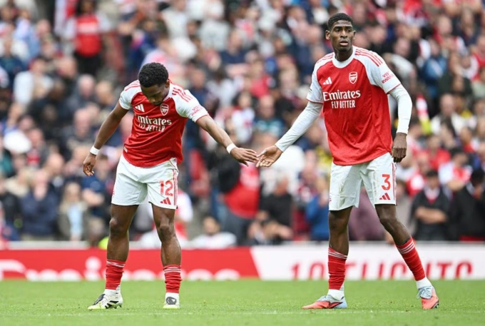 Cristhian Mosquera (phải) chạm tay Jurrien Timber sau tình huống phòng ngự. Ảnh: Arsenal FC