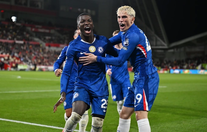 Moises Caicedo (trái) mừng bàn nâng tỷ số lên 2-1 cùng Alejandro Garnacho trong trận Chelsea hòa Brentford 2-2 ở vòng bốn Ngoại hạng Anh trên sân Gtech Community, London, Anh ngày 13/9. Ảnh: Chelsea FC