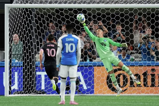 Lionel Messi đá phạt đền kiểu panenka bị Kristijan Kahlina bắt dính, trong trận Inter Miami thua Charlotte 0-3 trên sân Bank of America, North Carolina, Mỹ ngày 13/9. Ảnh: AP