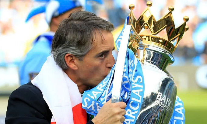 HLV Roberto Mancini hôn Cup Ngoại hạng Anh của Man City trên sân Etihad, thành phố Manchester, Vương quốc Anh, ngày 13/5/2012. Ảnh: PA