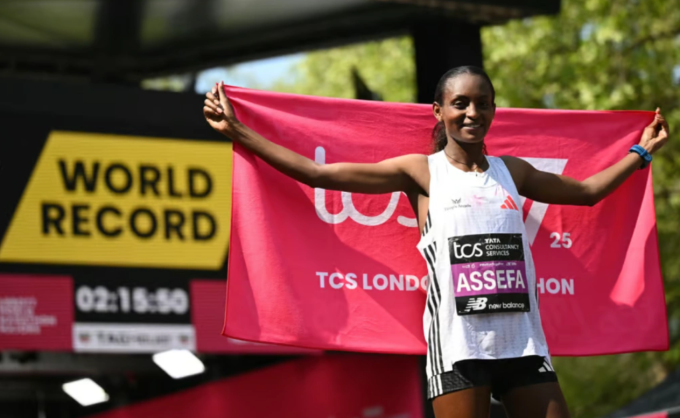 Tigst Assefa mừng kỷ lục trong cuộc đua chỉ dành cho nữ tại London Marathon 2025 ngày 27/4. Ảnh: AFP