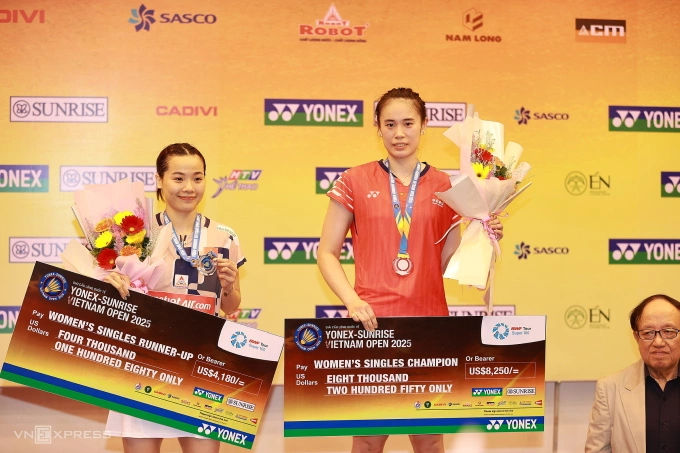 Thuỳ Linh và Cai Yanyan trong lễ trao giải Vietnam Open tối 14/9. Ảnh: Đức Bảo
