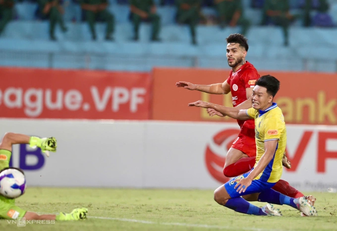 Pedro Henrique (áo đỏ) ghi bàn duy nhất giúp Thể Công hạ Hà Nội FC 1-0 ở vòng loại Cup Quốc gia 2025-2026, trên sân Hàng Đẫy, Hà Nội ngày 14/9/2025. Ảnh: Hoàng Huynh