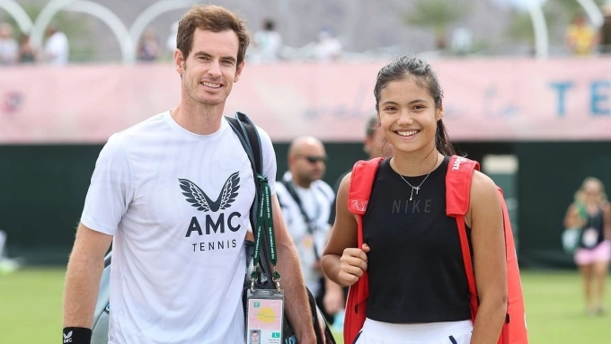 Murray (trái) và Raducanu khi tham dự Wimbledon 2024 - giải đấu mà họ định đánh đôi nam nữ cùng nhau nhưng rồi rút lui vì Raducanu muốn tập trung cho nội dung đơn. Ảnh: Reuters