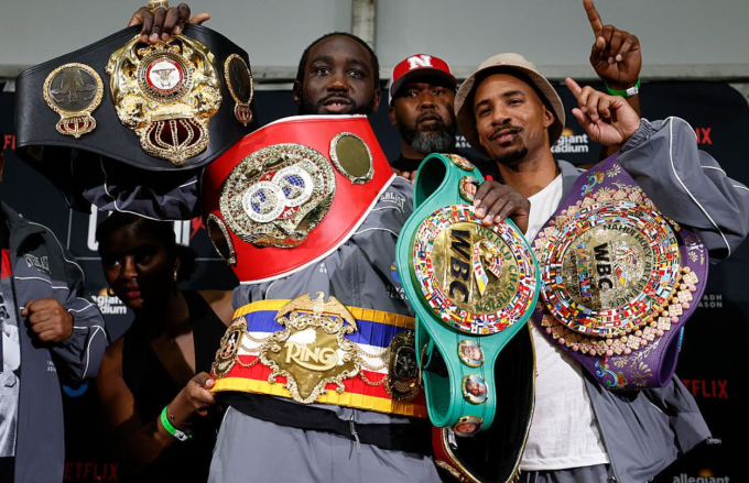 Terence Crawford khoe các đai hạng siêu trung sau khi thắng Canelo Alvarez trên sân Allegiant, Las Vegas, Mỹ ngày 13/9/2025. Ảnh: The Ring
