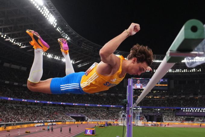 Armand Duplantis thi đấu chung kết nhảy sào nam tại sân vận động quốc gia Nhật Bản ở Tokyo ngày 15/9/2025. Ảnh: AFP