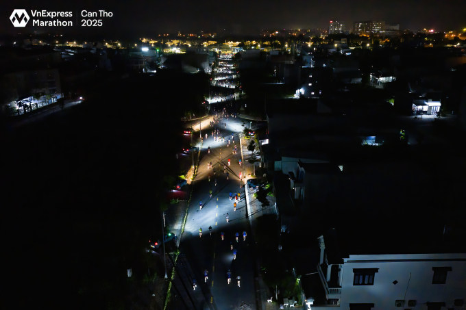100 xe Xanh SM được bố trí chiếu sáng hai bên đường, hỗ trợ runner 42km qua những đoạn đường tối. Ảnh: VnExpress Marathon