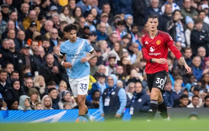 Sesko (áo đỏ) không thể hiện được nhiều trong trận Man City 3-0 Man Utd tối 14/9. Ảnh: Man Utd