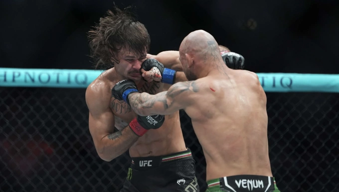 Diego Lopes (trái) đánh bại Jean Silva trong trận đấu hạng lông tại UFC Fight Night 259 ở nhà thi đấu Frost Bank Center, Mỹ vào rạng sáng 14/9/2025, giờ Hà Nội. Ảnh: Reuters