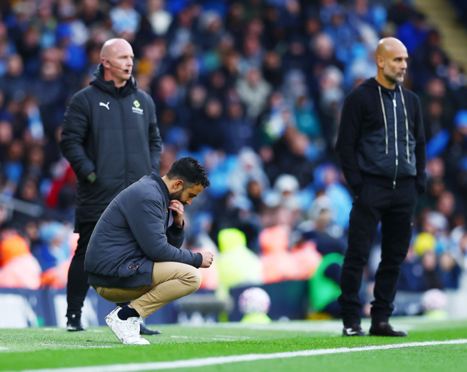 Ruben Amorim ngồi xổm thất vọng trong trận Man Utd thua Man City 0-3 ở vòng bốn Ngoại hạng Anh trên sân Etihad, thành phố Manchester, Vương quốc Anh ngày 14/9/2025. Ảnh: Shutterstock