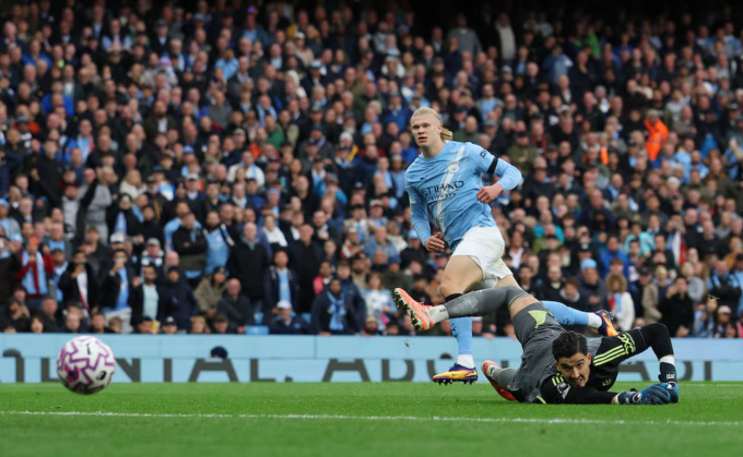 Erling Haaland đặt lòng ấn định tỷ số trong trận Man City thắng Man Utd 3-0 ở vòng bốn Ngoại hạng Anh trên sân Etihad, thành phố Manchester, Vương quốc Anh ngày 14/9/2025. Ảnh: Reuters