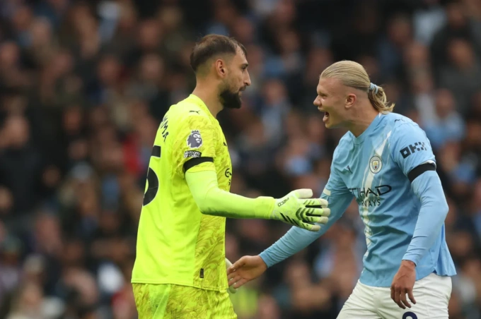 Erling Haaland (phải) chia vui cùng Gianluigi Donnarumma. Ảnh: Yahoo Sports