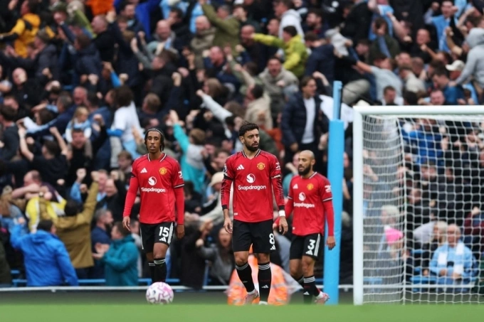 Fernandes (giữa, số 8) thất vọng sau khi Man Utd nhận bàn thua thứ ba trong trận gặp Man City trên sân Etihad, ở vòng bốn Ngoại hạng Anh hôm 14/9. Ảnh: Reuters