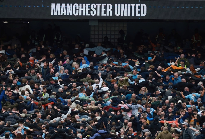 Khán giả Man City nhảy điệu poznan. Ảnh: Reuters