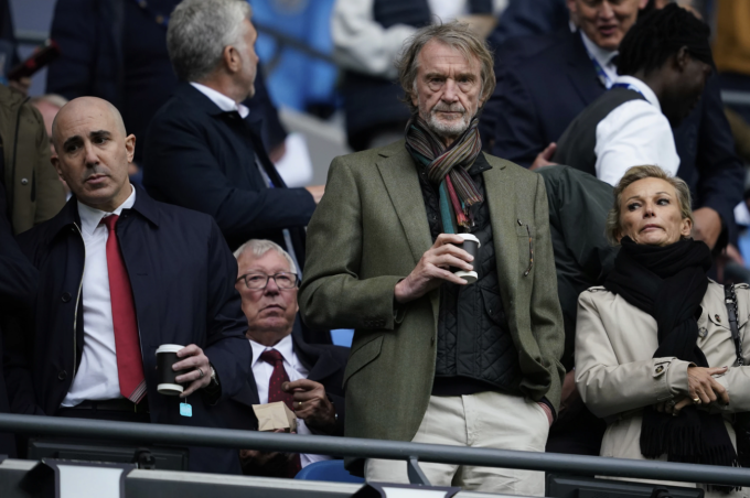 Đồng sở hữu Jim Ratcliffe đứng trước cựu HLV Alex Ferguson, khi theo dõi trận Man Utd thua Man City 0-3 ở vòng bốn Ngoại hạng Anh trên sân Etihad, thành phố Manchester, Vương quốc Anh ngày 14/9/2025. Ảnh: AP