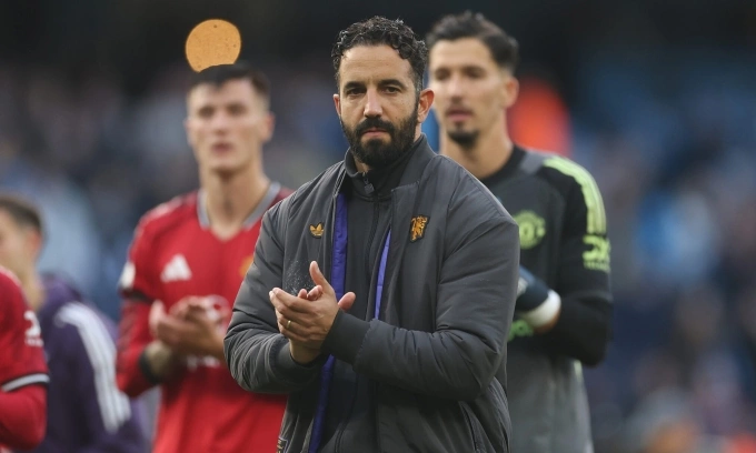 HLV Amorim và các cầu thủ Man Utd vỗ tay tri ân CĐV Man Utd sau trận thua Man City 0-3 ở vòng 4 Ngoại hạng Anh trên sân Etihad, Manchester, Anh ngày 14/9/2025.