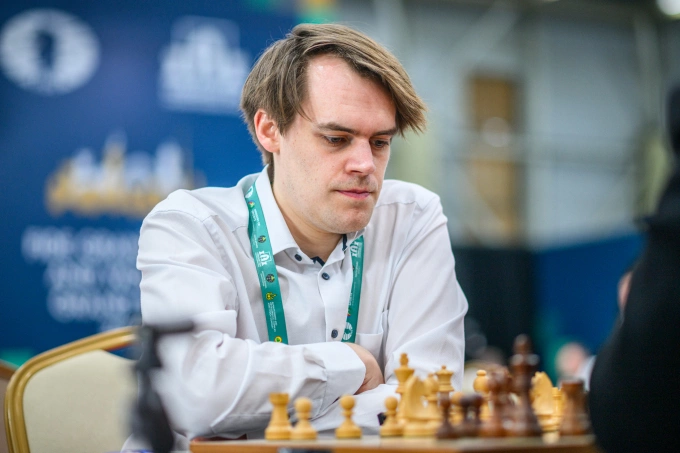 Kỳ thủ 28 tuổi người Đức, Matthias Bluebaum trong ván cuối gặp Alireza Firouzja tại Grand Swiss ở thành phố Samarkand, Uzbekistan ngày 15/9/2025. Ảnh: FIDE