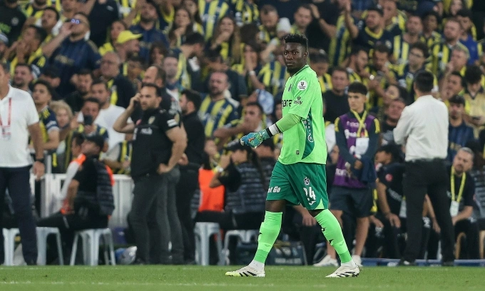 Thủ môn Onana trong trận Trabzonspor gặp Fenerbahce ở vòng 5 Super Lig trên sân Sukru Saracoglu, thành phố Istanbul, Thổ Nhĩ Kỳ, tối 14/9/2025. Ảnh: CBS