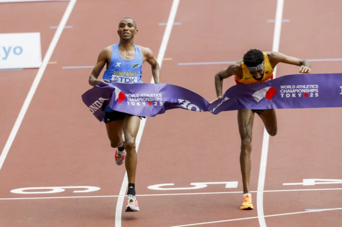 Alphonce Simbu (trái) và Amanal Petros về đích gần như cùng lúc ở nội dung marathon nam tại Giải điền kinh vô địch thế giới 2025 ở Tokyo, Nhật Bản ngày 15/9/2025. Ảnh: EPA