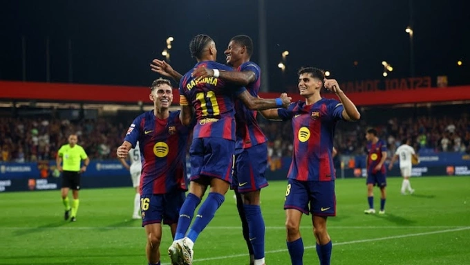 Các cầu thủ Barca mừng bàn thắng trước Valencia. Ảnh: Reuters