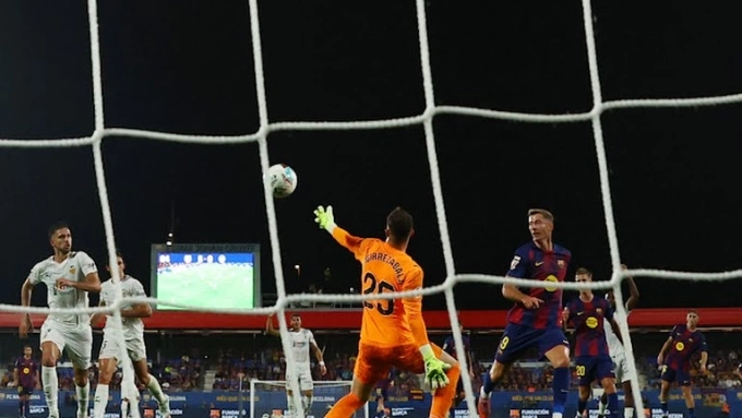 Khung thành của Valencia trở thành bia tập bắn cho các cầu thủ Barca. Ảnh: Reuters