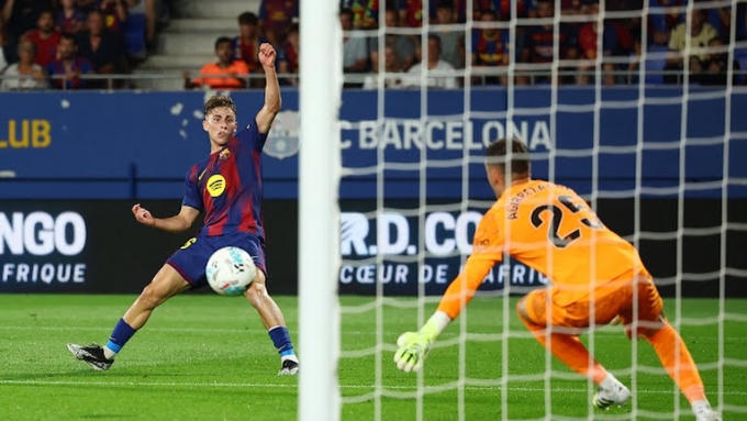 Lopez bẻ lòng ghi bàn mở tỷ số cho Barca, trong trận thắng Valnecia ở vòng 4 La Liga ngày 14/9/2025. Ảnh: Reuters