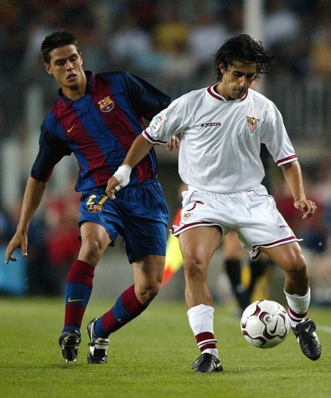 Lopez (trái) khi còn khoác áo Barca. Anh sinh năm 1980, trưởng thành từ lò La Masia, chơi cho đội một giai đoạn 2003-2006 ở vị trí hậu vệ trái.