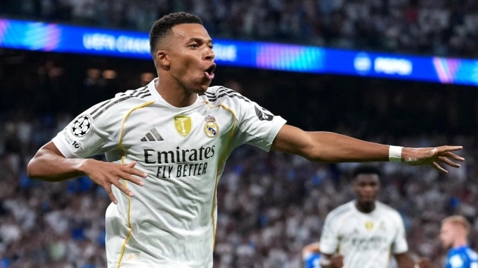 Tiền đạo Mbappe mừng bàn nâng tỷ số lên 2-1, trong trận Real thắng Marseille, trên sân Bernabeu, Madrid, Tây Ban Nha hôm 16/9.