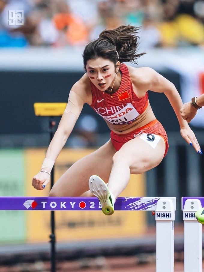 Wu Yanni thi đấu vòng loại nội dung 100m rào nữ tại giải điền kinh VĐTG Tokyo 2025 ngày 14/9. Ảnh: VCG