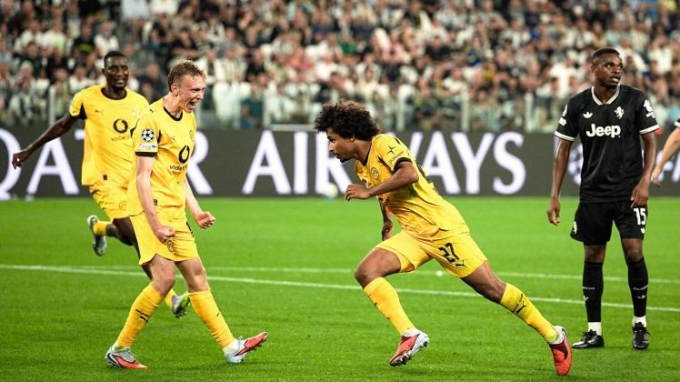Adeyemi (giữa) mừng bàn mở tỷ số trận Juventus 4-4 Dortmund tối 16/9. Ảnh: DPA