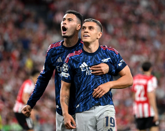 Leandro Trossard (phải) chia vui cùng Gabriel Martinelli sau khi ghi bàn ấn định chiến thắng. Ảnh: Arsenal FC