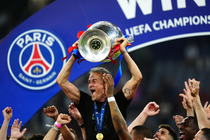 HLV Luis Enrique nâng chức vô địch Champions League mùa 2024-2025. Ảnh: PA Wire