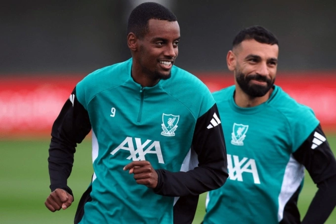 Alexander Isak (trái) và Mohamed Salah trong buổi tập của Liverpool ngày 16/9. Ảnh: Reuters