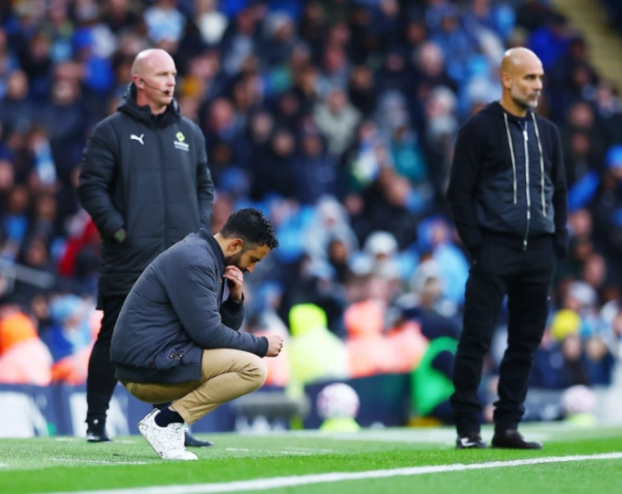 Ruben Amorim ngồi xổm thất vọng trong trận Man Utd thua Man City ngày 14/9. Ảnh: Shutterstock