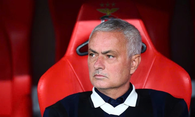 Mourinho ngồi trên ghế có biểu tượng Benfica, trong trận Fenerbahce thua Benfica ở lượt về vòng play-off Champions League trên sân Da Luz, thành phố Lisbon, Bồ Đào Nha tối 27/8/2025. Ảnh: Reuters