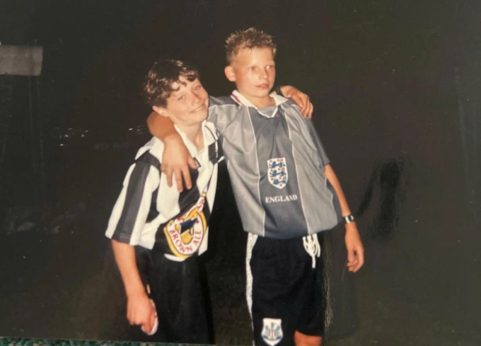 Lewandowski (trái) thời tuổi thơ trong chiếc áo đấu Newcastle. Ảnh: The Times