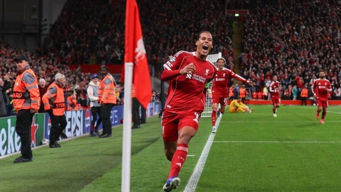 Trung vệ Van Dijk mừng bàn ấn định chiến thắng 3-2 cho Liverpool, trên sân Anfield, Liverpool, Merseyside, Anh hôm 17/9. Ảnh: Reuters