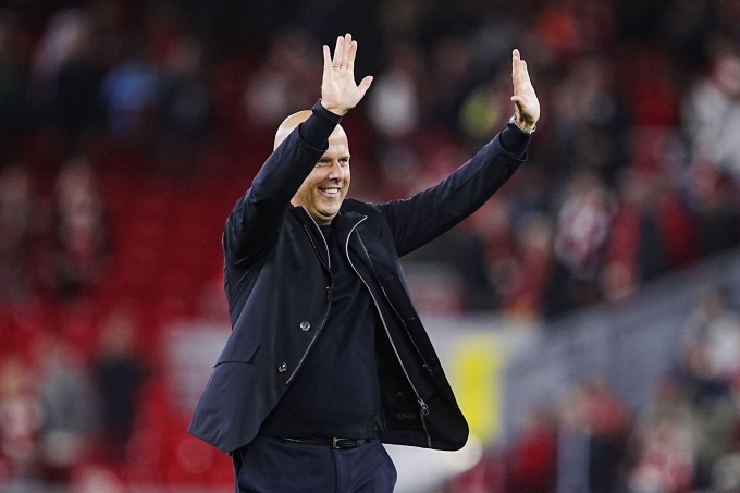HLV Slot mừng chiến thắng của Liverpool, trên sân Anfield, Liverpool, Merseyside, Anh hôm 17/9. Ảnh: Reuters