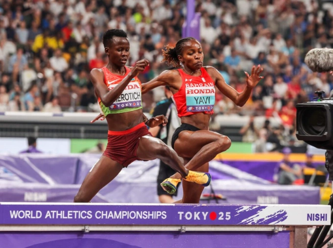Faith Cherotich (trái) và Winfred Yavi thi đấu tại chung kết nội dung 3000m vượt chướng ngại vật nữ (steeplechase) tại giải điền kinh VĐTG Tokyo 2025 ngày 17/9/2025. Ảnh: Canadian Running Magazine