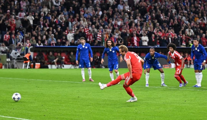 Kane sút phạt đền ghi bàn trong trận Bayern 3-1 Chelsea ở vòng bảng Champions League tối 17/9. Ảnh: Reuters