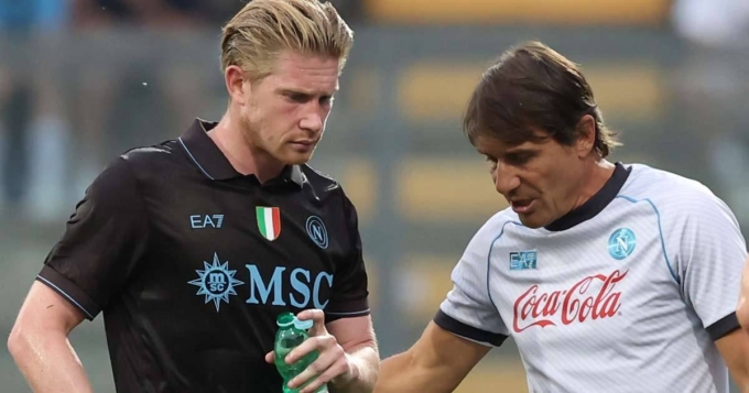 De Bruyne và Conte trao đổi trong chuyến du đấu hè 2025 với Napoli. Ảnh: Napoli