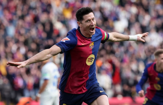 Lewandowski ăn mừng sau khi ghi bàn cho Barcelona trong trận đấu Deportivo Alaves trên sân Olimpic, Barcelona, Tây Ban Nha ngày 2/2/2025. Ảnh: Reuters