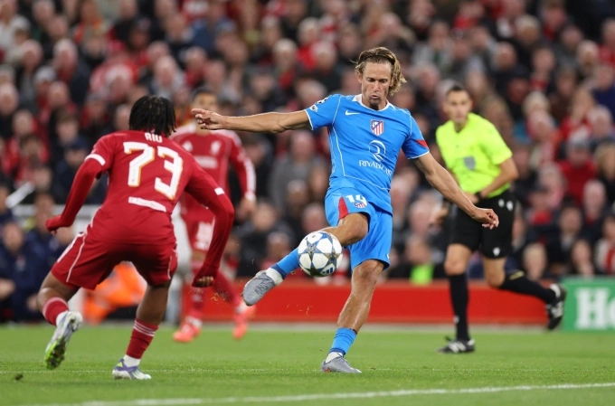 Llorente (xanh) ghi bảy bàn trên sân khách tại Champions League, bốn trong số đó đến ở Anfield. Ảnh: Reuters