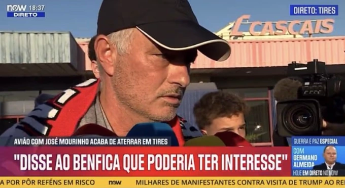 HLV Jose Mourinho trả lời truyền thông sau khi trở lại Bồ Đào Nha ngày 17/9. Ảnh: Daily Mail