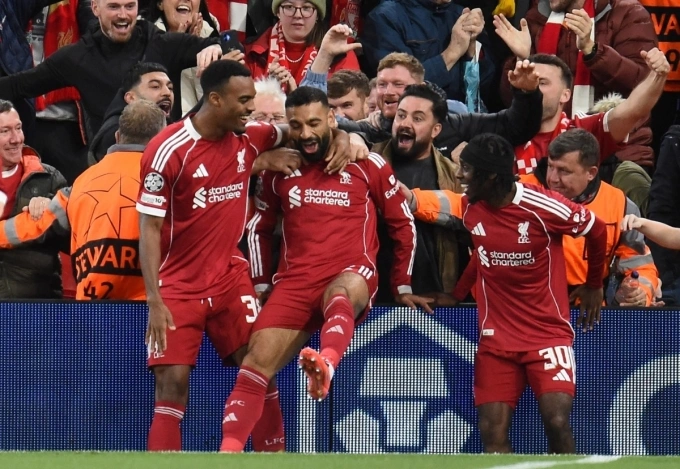 Đồng đội chia vui với Salah (giữa) sau bàn nâng tỷ số lên 2-0 trong trận gặp Atletico. Ảnh: Reuters