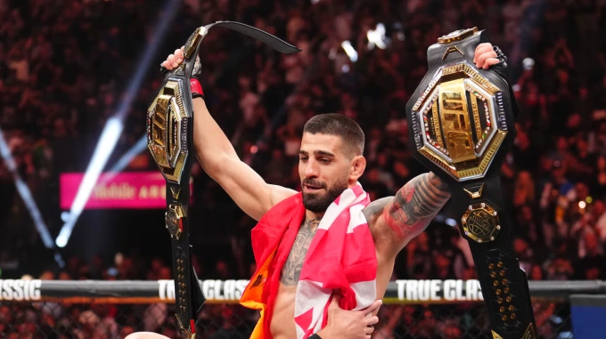 Ilia Topuria ăn mừng sau khi thắng Charles Oliveira trong trận tranh đai vô địch hạng nhẹ ở UFC 317 tại T-Mobile Arena, Las Vegas, Mỹ ngày 28/6. Ảnh: AS