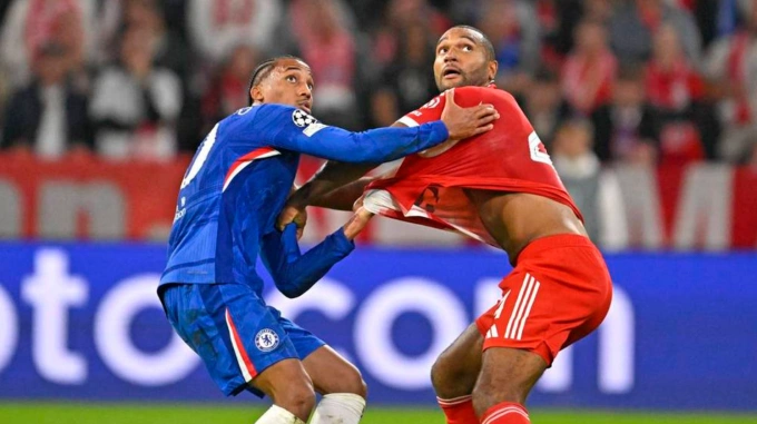 Jonathan Tah (phải) tranh chấp với Joao Pedro trong trận Bayern thắng Chelsea 3-0 ở lượt đầu Champions League tại Allianz Arena, Munich, Đức ngày 17/9/2025. Ảnh: Sport