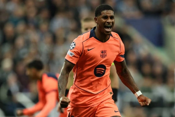Rashford mừng bàn trong trận Newcastle 1-2 Barca ở vòng bảng Champions League tối 18/9. Ảnh: Reuters